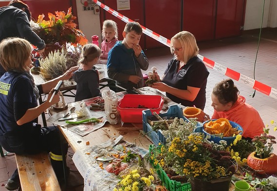 Herbstliche Gestecke wurden im Gerätehaus der Feuerwehr Burg-Dorf gebastelt