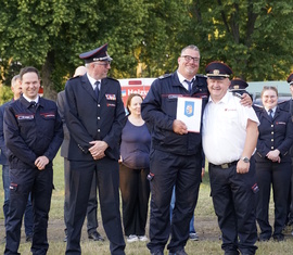 Erfreut strahlt Lars Wuschech nach seiner Auszeichnung