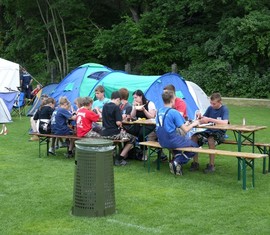 JF Döbern beim gemeinsamen Mittagessen vor ihren Zelten