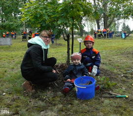 Stefanie Krause mit ihren beiden Kindern vor dem Baum den sie 2002 gepflanzt hatte