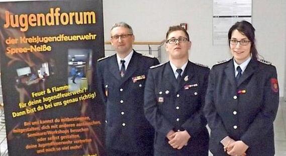 Der neue Vorstand der Kreisjugendfeuerwehr Spree-Neiße mit Christian Rösiger aus Spremberg als Vorsitzendem (Mitte) sowie Stefan Kothe aus der Gemeinde Kolkwitz und Carolin Vatter aus Forst als Stellvertreter.