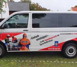 Kolkwitzer Mannschaftstransportwagen mit der Werbung für die Nachwuchsgewinnung der Kreis­jugend­feuerwehr Spree-Neiße