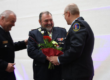 Peter Schützke (mitte) wurde mit der Schieds- und Kampfrichterspange der internationalen Wettbewerbe CTIF im Deutschen Feuerwehrverband in der Stufe Gold durch den Präsidenten des LFV BB e.V. Werner-Siegwart Schippel und stellv. Landesjugendfeuerwehrwart BB Jan von Bergen ausgezeichnet.