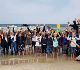 Alle Teilnehmer aus Deutschland am deutsch/polnischen Jugendlager mit der polnischen Ostsee im Hintergrund