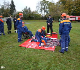 Die Teilnehmer der Jugendfeuerwehr Forst (Lausitz) zur Überprüfung des Wissens zum Thema Erste Hilfe, ein Bestandteil der Abnahme der Jugendflamme Stufe 3