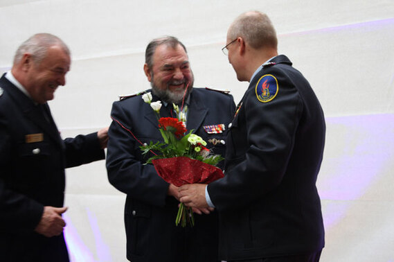 Peter Schützke (mitte) wurde mit der Schieds- und Kampfrichterspange der internationalen Wettbewerbe CTIF im Deutschen Feuerwehrverband in der Stufe Gold durch den Präsidenten des LFV BB e.V. Werner-Siegwart Schippel und stellv. Landesjugendfeuerwehrwart BB Jan von Bergen ausgezeichnet.