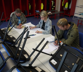Gruppenarbeit zu ausgelosten Themen während der JuLeiCa Teil 1 Ausbildung im Katastrophenschutzzentrum des Landkreises Spree-Neiße