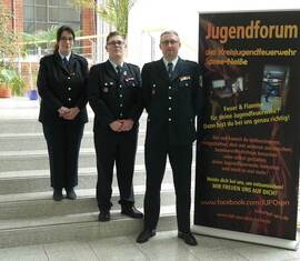 Der neu gewählte Vorstand der Kreis&shy;jugend&shy;feuerwehr Spree-Neiße, Carolin Vatter, Christian Rösiger und Stefan Kothe v.l.