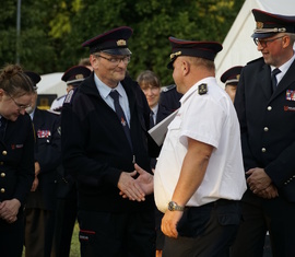 Gratulation vom Kreisbrandmeister Stefan Grothe (rechts) an Mathias Tannert für seine verdiente Auszeichnung.