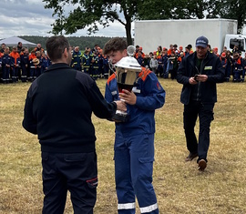 Übergabe des Wanderpokales an die Jugendfeuerwehr Neuhausen/Spree, somit konnten die Vorjahressieger ihren Titel nicht verteidigen und der Pokal steht jetzt ein Jahr in der Gemeinde Neuhausen/Spree