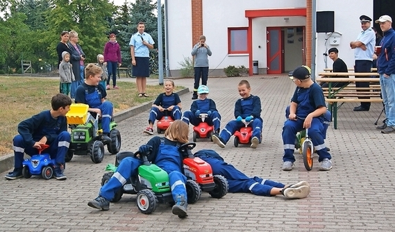 Wie funktioniert eine Rettungsgasse? Die Mitglieder der Jugendfeuerwehr in Schenkendöbern zeigen es auf spielerische Art und Weise.