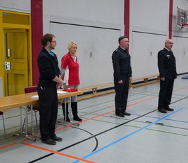 Nico Hammel (l.) eröffnet gemeinsam mit Fachbereichsleiterin der Landesjugendfeuerwehr für Kinderfeuerwehren Kathleen Lorenz, stellv. Kreisbrandmeister René Bennewitz und stell. Vorsitzender des Kreis­feuerwehr­verbandes Spree-Neiße e.v. Siegmund Rückmann den Kindertobetag in der Forster Mehrzweckhalle