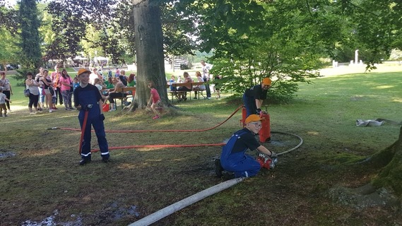 Mitglieder der Jugendfeuerwehr Forst (Lausitz) beim Kindertagsfest im Forster Rosengarten.