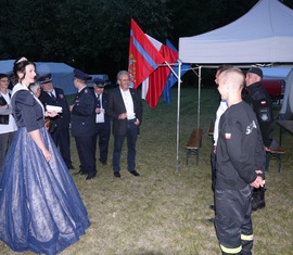 Landrat Harald Altekrüger und Brunnenkönigin Tanja Anson kamen  auf ihrem Rundgang durchs Jugendlager mit den polnischen Gästen ins Gespräch