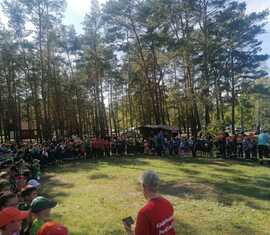 Aufstellen für die Eröffnung