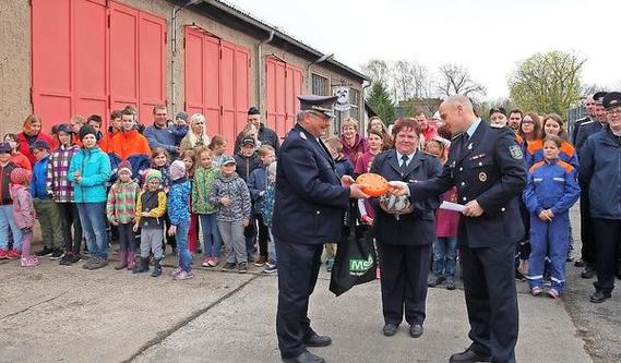 Tag der offenen Tür am Samstag im Brand- und Katastrophenzentrum von Döbern-Land, das künftig als Jugendfeuerwehr-Ausbildungszentrum für die jungen Feuerwehrfreunde genutzt werden soll. Kreisbrandmeister Wolfhard Kätzmer brachte etwas Spielzeug für die Kinder mit, Amtsjugendwartin Nanett Kusch und Amtswehrführer Lars Mudra nahmen die Mitbringsel entgegen.