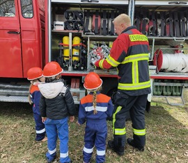 Mit Begeisterung haben die Kleinsten wasserführende Armaturen im Fahrzeug gesucht