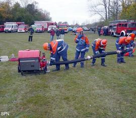 Die Gruppe aus Cottbus beim Aufbau der Wasserversorgung im Rahmen der Feuerwehr-Dienstvorschrift 3