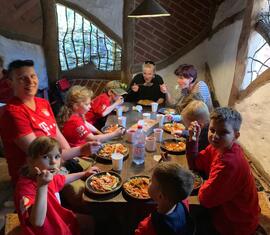 Kinderfeuerwehr aus Schenkendöbern beim Stärken nach dem ganzen klettern und kriechen