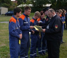 Auszeichung mit der Leistungsspange durch den Abnahmeberechtigten der Deutschen Jugendfeuerwehr - Peter Schützke