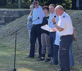 Begrüßung durch Lars Mudra (Amtswehrführer) dahinter Peter Raabe (Bürgermeister), Susanne Oppermann (Sparkasse) und Stefan Kothe (Kreis&shy;jugend&shy;feuerwehrwart)