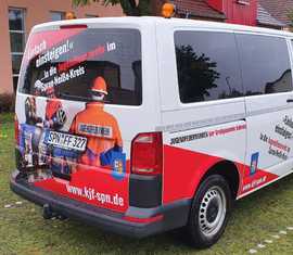 Kolkwitzer Mannschaftstransportwagen mit der Werbung für die Nachwuchsgewinnung der Kreis­jugend­feuerwehr Spree-Neiße