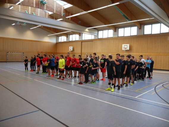 Die Teilnehmenden Mannschaften bei der Eröffnung des 4. Hallenfußballturnieres der Kreisjugendfeuerwehr Spree-Neiße