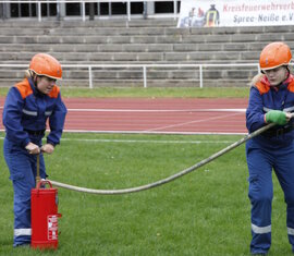 Gruppenstafette der Pokaldisziplinen - Wettbewerber 3 und 5 spritzen gemeinsam die Zielgestände von den Pfählen