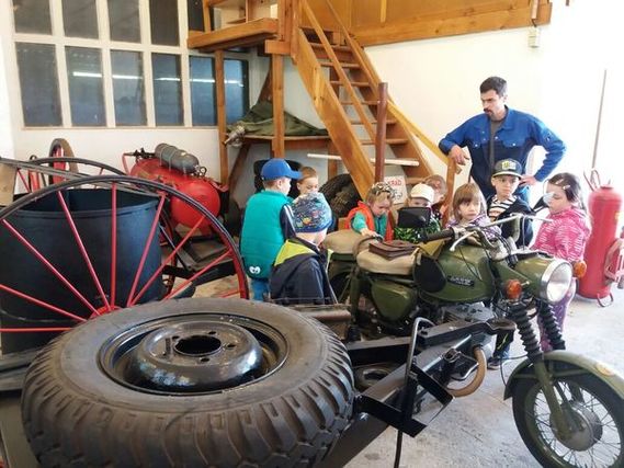 In das Kinder- und Jugendausbildungszentrum in Döbern ist auch ein kleines Feuerwehrmuseum integriert. Vor allem die einfache und mechanisch orientierte Technik ermöglicht es, den Kindern und Jugendlichen die Funktionsweise der Gerätschaften und Fahrzeuge einfach zu veranschaulichen.
Hier führt Kamerad Pult die Kinder der Kita Wirbelwind durch den Fuhrpark und erläutert die Aufgaben und Ausstattung eines KRAD