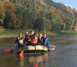 Paddeln mit dem Schlauchboot auf der Elbe