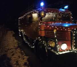 Mit dem Traditionsfahrzeug war der Weihnachtsmann in Groß Schacksdorf unterwegs.