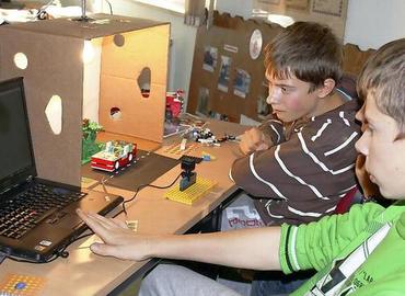 Gespannt erstellen Rico Ernst und Luca Börner Aufnahme um Aufnahme ihres Stop-Motion-Films mit Lego-Figuren.