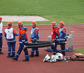 Beginn des Aufbaues der Wasserentnahme offenes Gewässer während der Disziplin "FwDV 3" bei der Abnahme der Leistungsspange