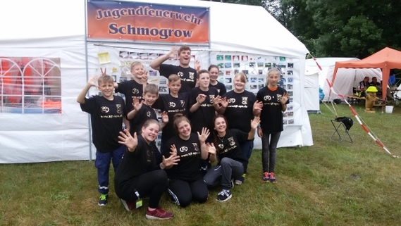 Gruppenbild der Schmogrower Jugendfeuerwehr mit Mary in ihrer Mitte im 20. Kreisjugendlager.