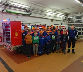 Die Jugendfeuerwehr vor ihrem neuen TSA