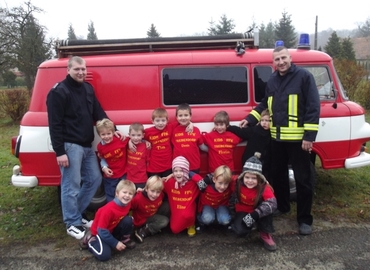 Gruppenfoto der Kidsfeuerwehr mit ihren Betreuern Clemens Meyer und Thomas Kirst-Sommermeyer