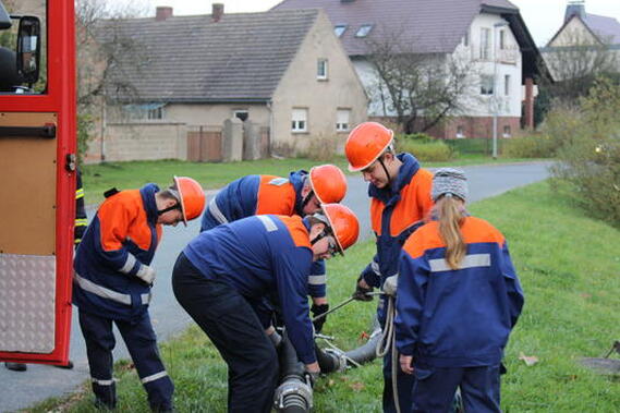 Die Gruppe im Löscheinsatz – Es musste eine Wasserversorgung aufgebaut werden