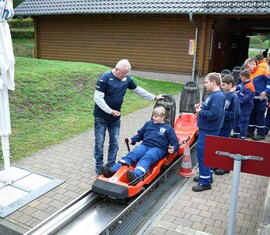 Fahrt auf der Sommerrodelbahn nach der Pflegeaktion am Feuerwehr-Ehrenhain