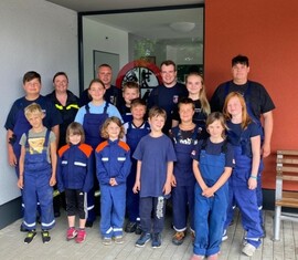 Die Kinder- und Jugendfeuerwehr der Stadt Welzow im Jahr 2021 vor dem Haupteingang des Gerätehauses.