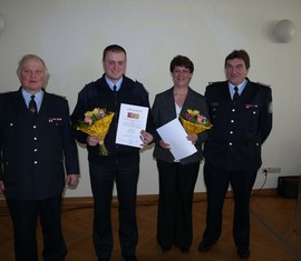 Ausgezeichnet mit den Ehrzeichen des Kreis­feuerwehr­verbandes e.V. Stephan Winkler und Annett Krause (m.) mit Dr. Wilfried Britze (l.) und Karlheinz Krause (r.)