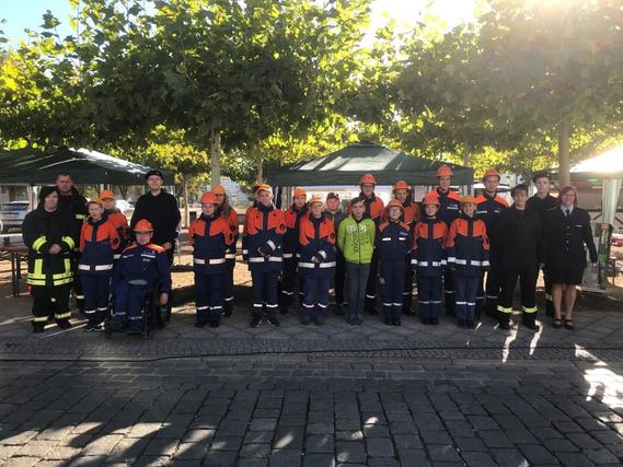 Gruppenbild der Teilnehmer am 1. Forster Blaulichttag