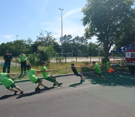 Bei einer weiteren Station der Lageolympiade musste mit viel Muskelkraft ein Fahrzeug gezogen werden