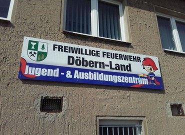 Endlich schmückt das Jugend- und Ausbildungszentrum auch ein offizielles Schild