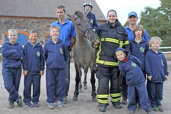 Ein Erlebnis für den Feuerwehrnachwuchs: Alle Kinder durften bei Familie Hifinger auch eine Runde reiten.