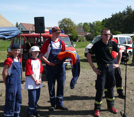 Mitglieder der Jugendfeuerwehr Drebkau bedanken sich bei ihrem Jugendwart