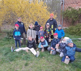 Erfolgreich füllten sich die Beutel der Kinder von der Kinderfeuerwehr Döbern bei der vorgezogenen Ostereiersuche.
