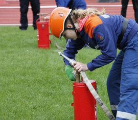 Gruppenstafette in den Pokaldisziplinen - Wettbewerber 5 kuppelt den D-Schlauch an die Kübelspritze und das Strahlrohr und pumpt anschließend die Kübelspritze vor