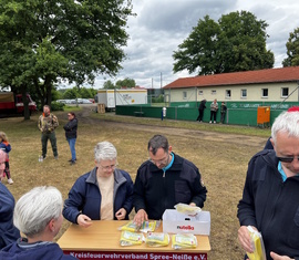 Übergabe der Dienstausweis und Jugendflammenabzeichen an die zuständigen Jugendwarte