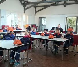 gespannt sehen sich die Drebkauer Kinder einen Film über den Tagebau an