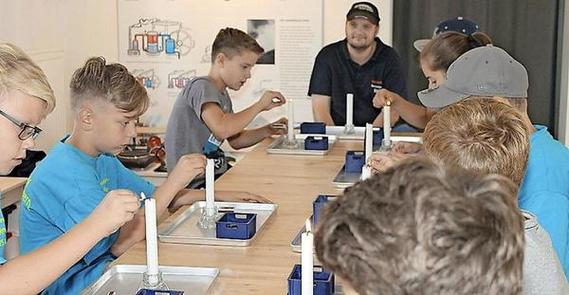 Spielerisch lernte der Feuerwehrnachwuchs den Umgang mit Feuer kennen im Kinder- und Erholungszentrum.